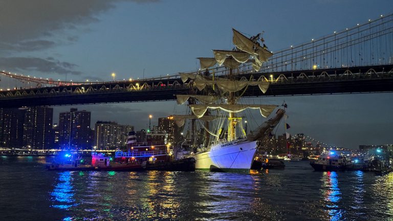 Mexican Training Ship Strikes Brooklyn Bridge — What Happened?