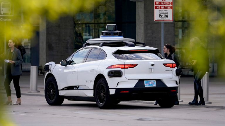 Who’s Driving the Driverless Taxi Race in the U.S.?