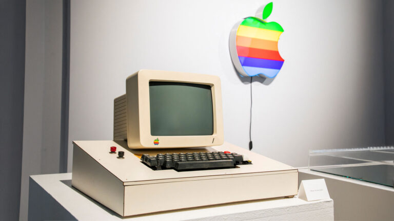 Steve Jobs’ First Apple-1 Auctioned at Sotheby’s Geek Week