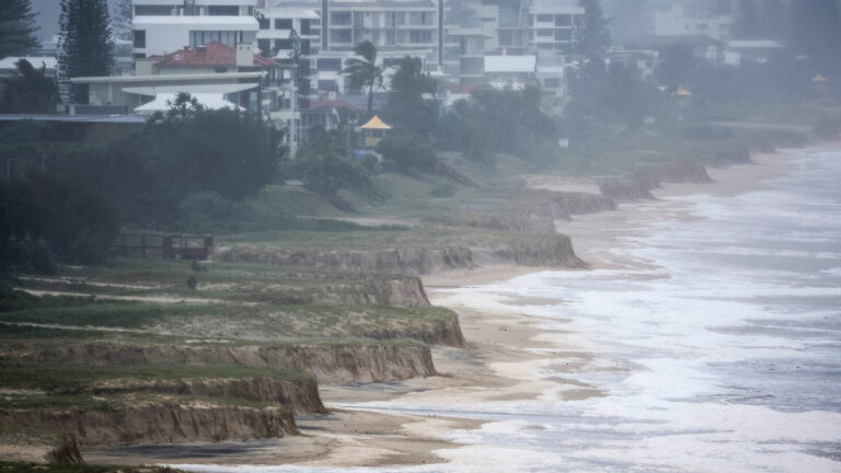 Floods and Heatwaves Threaten Millions in Australia