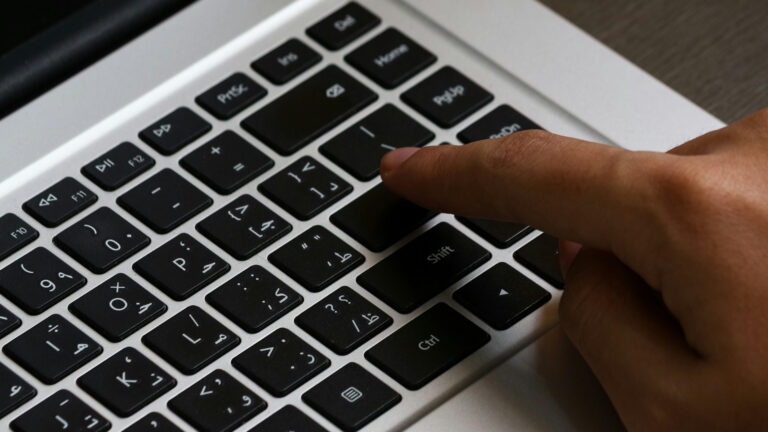 Why AI Needs Human Editors in Newsrooms