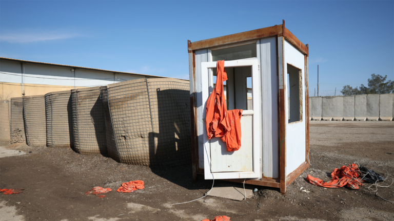 US Rushes to Move IS Detainees Amid Syria Prison Crisis