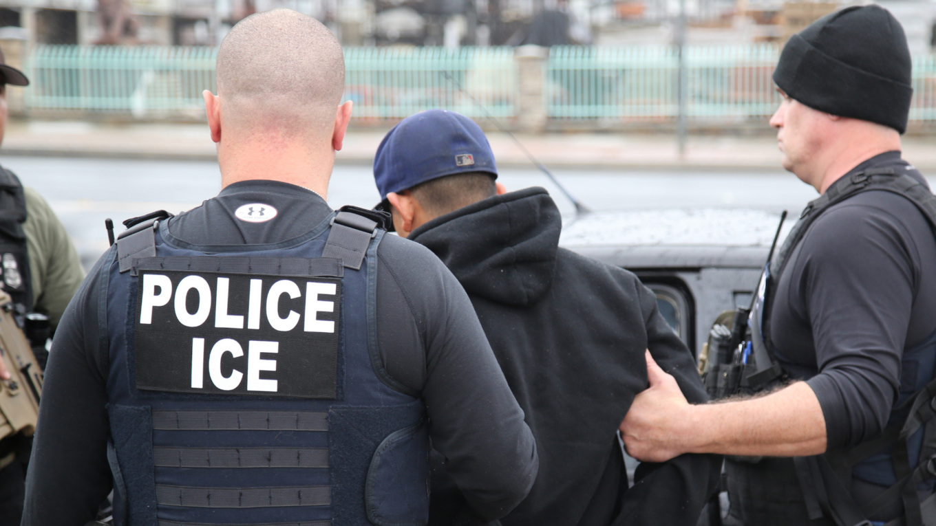 ICE Agents Head to Airports Amid Travel Chaos