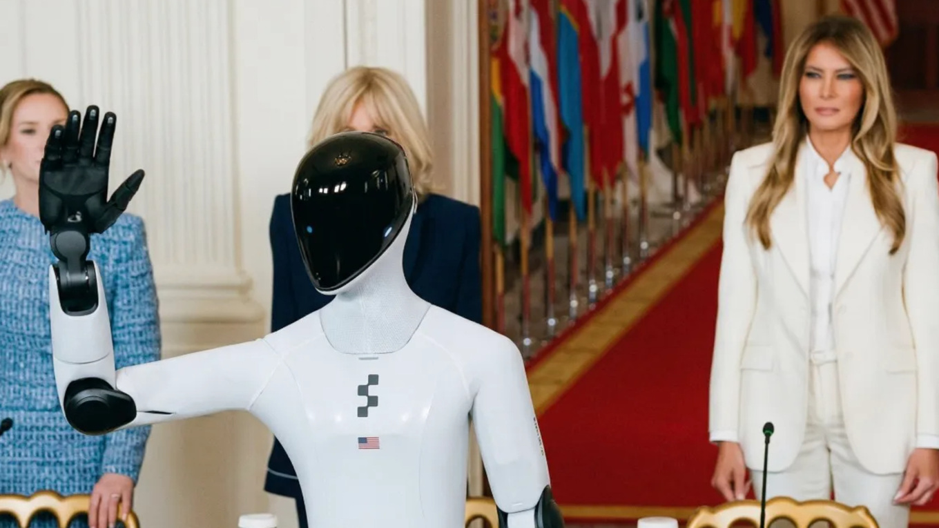 Melania Trump brings droid to White House event