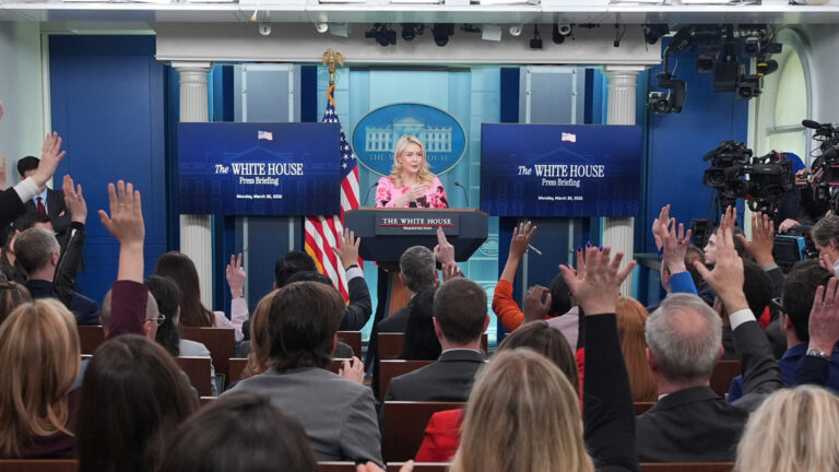 WH: Trump Moves to Pay TSA Workers